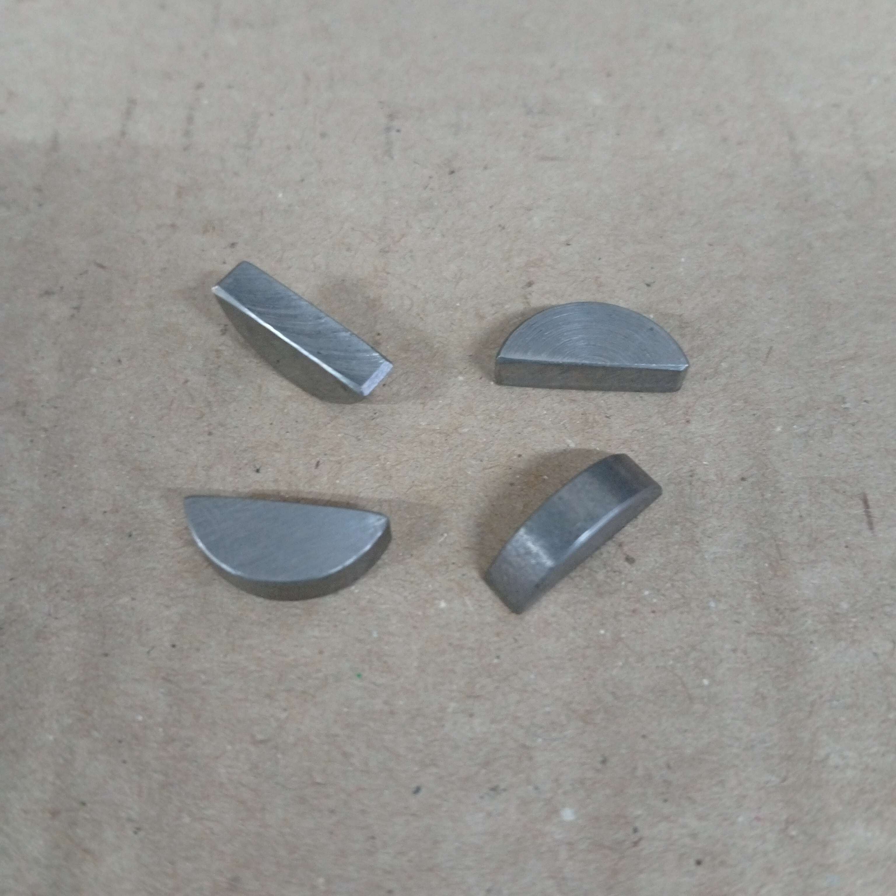 Pero Woodruffovo 5x7,5x18,4mm - klínek půlkruh.
