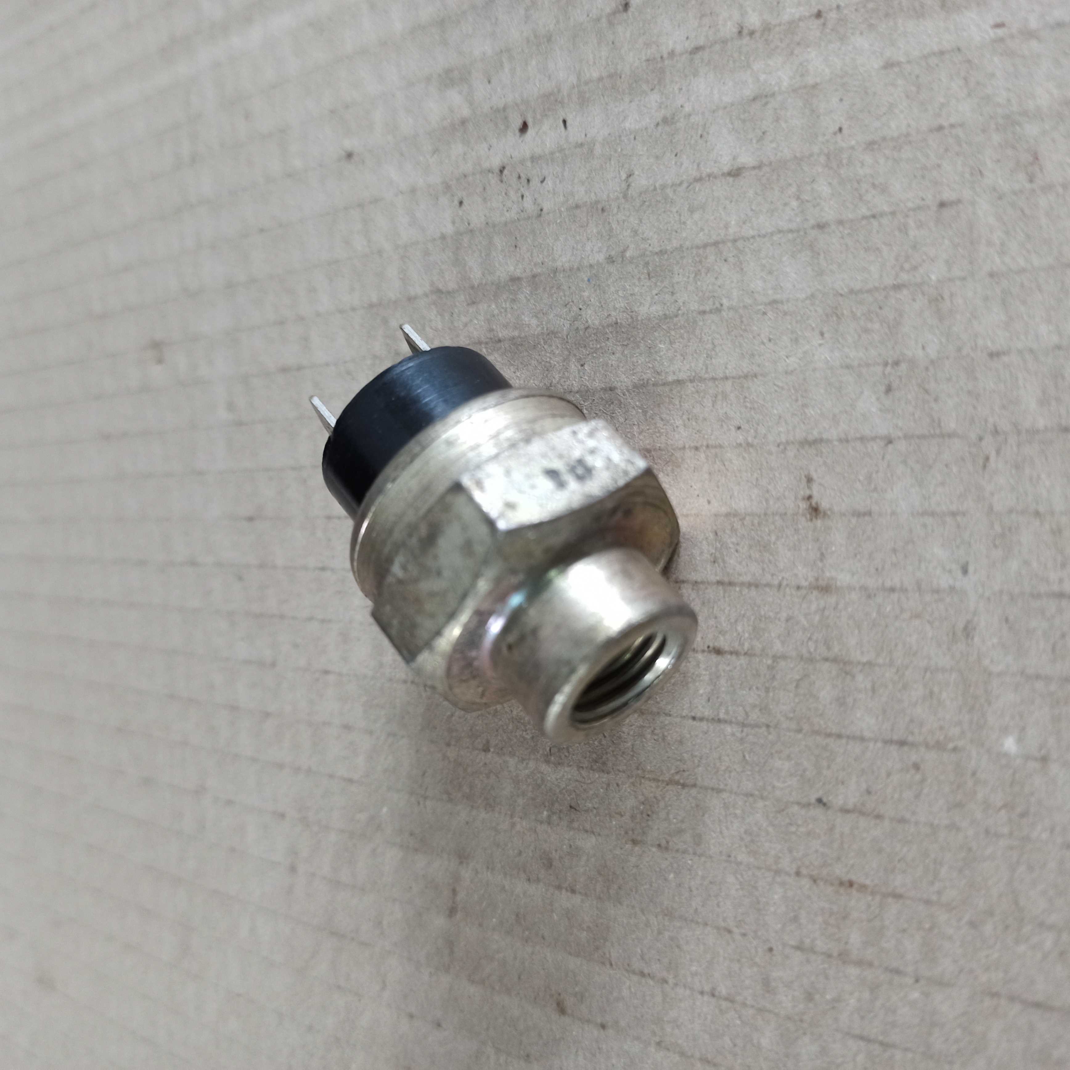 Spínač vzduchotlaký - vnitřní závit M12x1,5 / 2x konektor