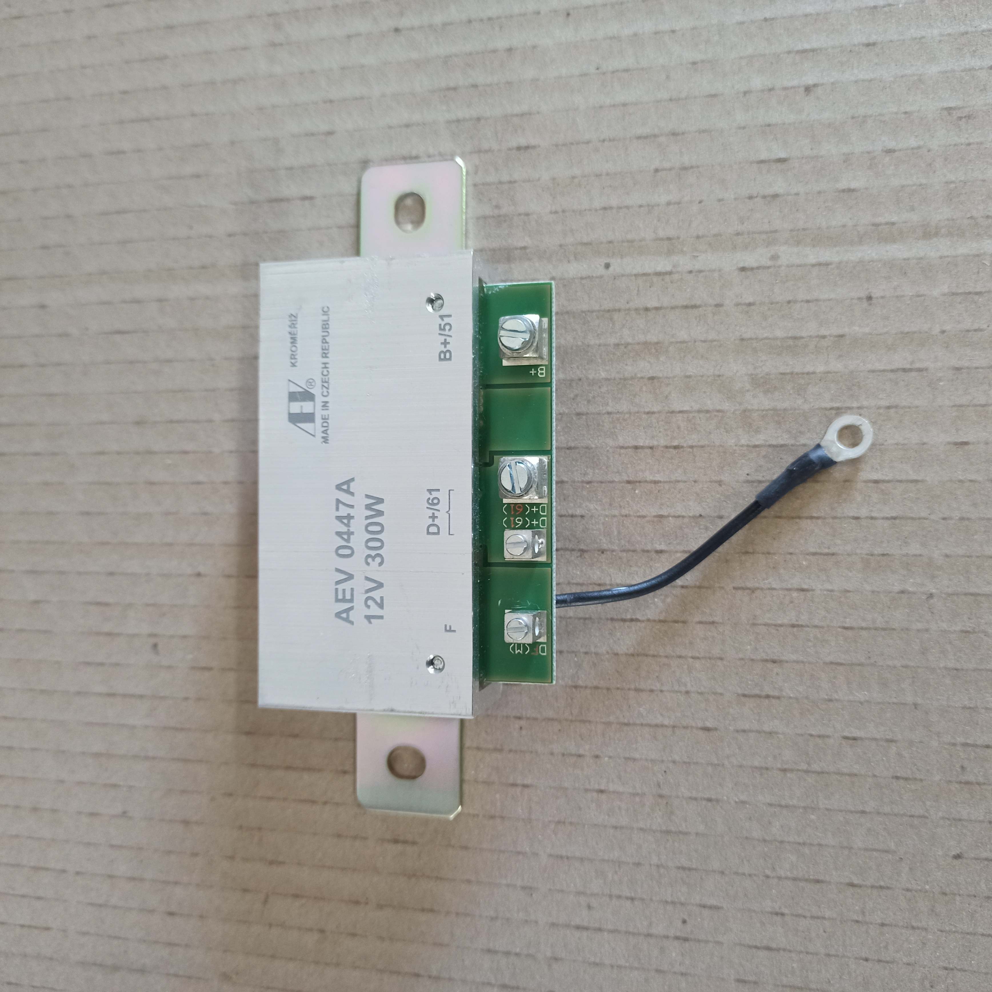 Regulátor dynama Praga V3S - 12V/300W - 25A - nová výroba - náhrada - AEV 0447A - plusová regulace