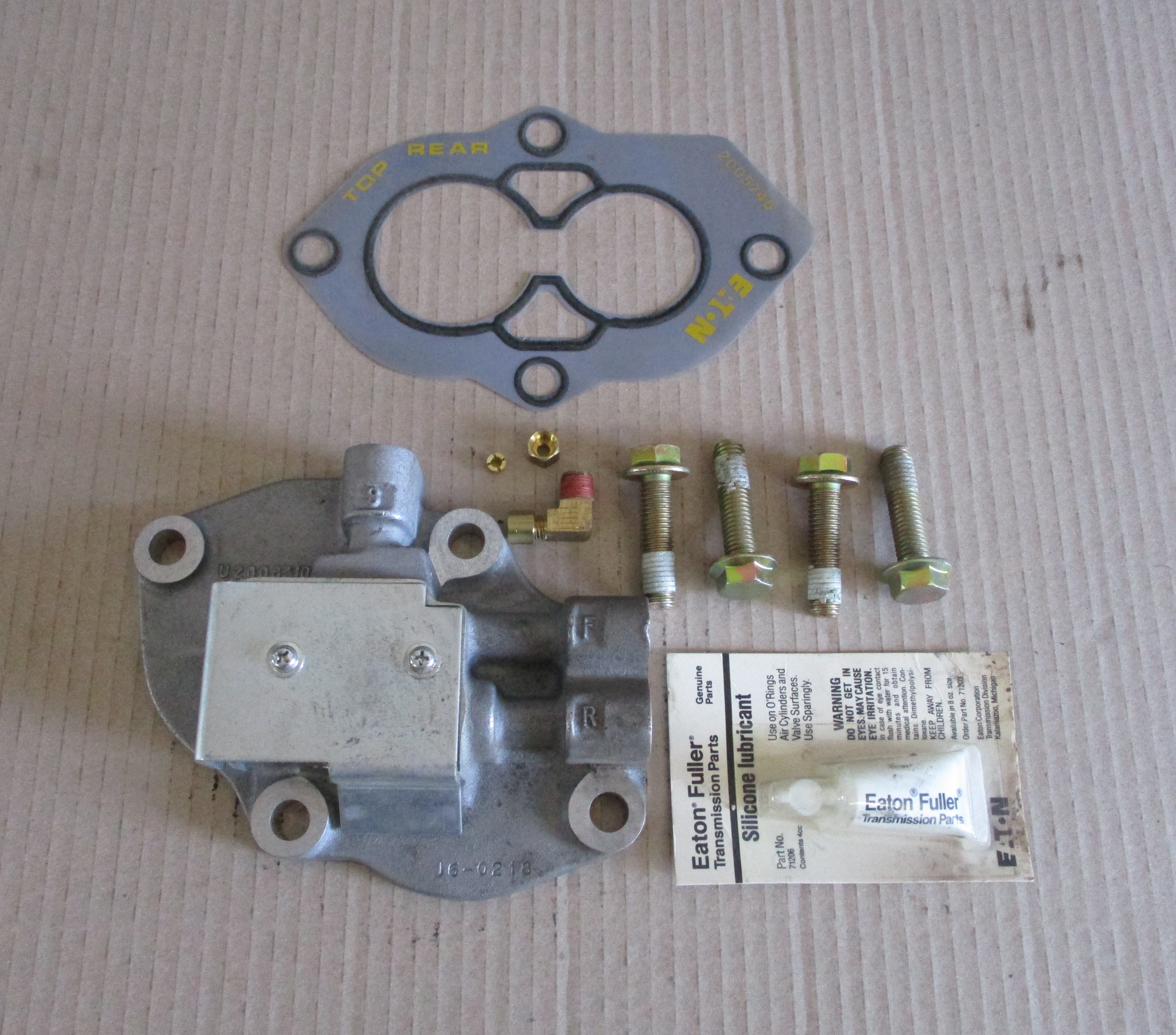 Víko ventilu s těsněním EATON T20206 - MAN, IVECO