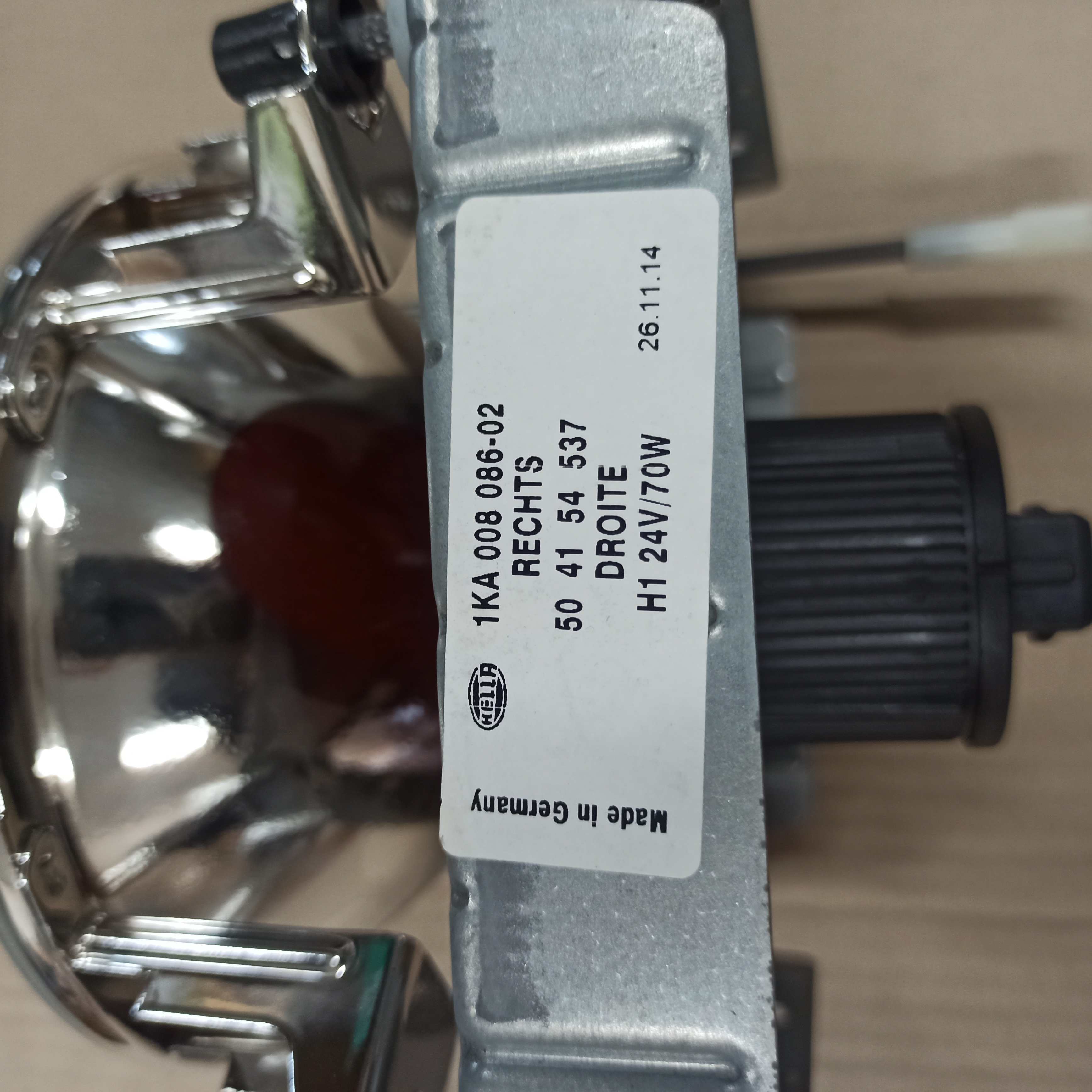 Světlomet dálkový pravý s rámem kulatý HELLA 1KA 008 086-027