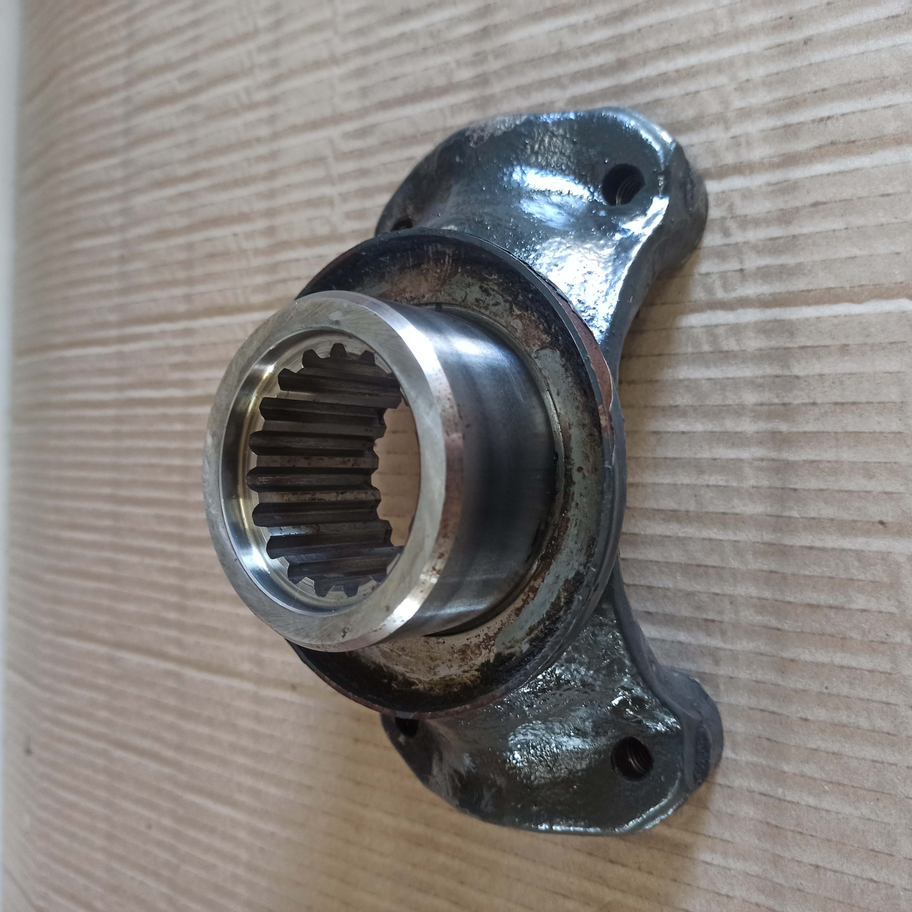 Unašeč úplný T815 - demontováno z vojenské uloženky - nekompletní