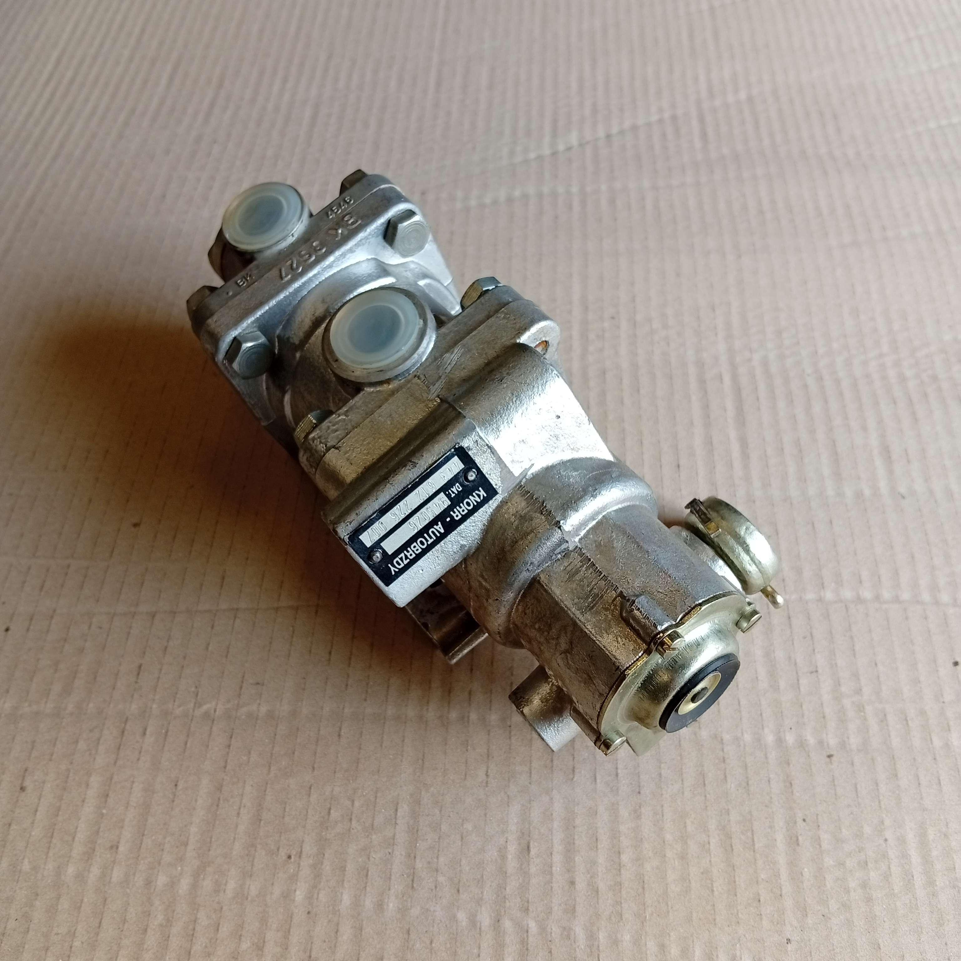 Brzdič hlavní dvouokruhový T815 - 226007 - sklápěč - originál  KNORR AUTOBRZDY
