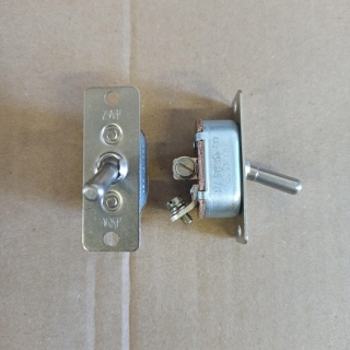 Spínač páčkový malý vratný VN-45M  35A/28V