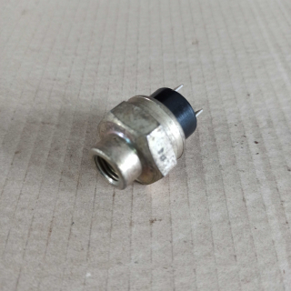 Spínač vzduchotlaký - vnitřní závit M12x1,5 / 2x konektor